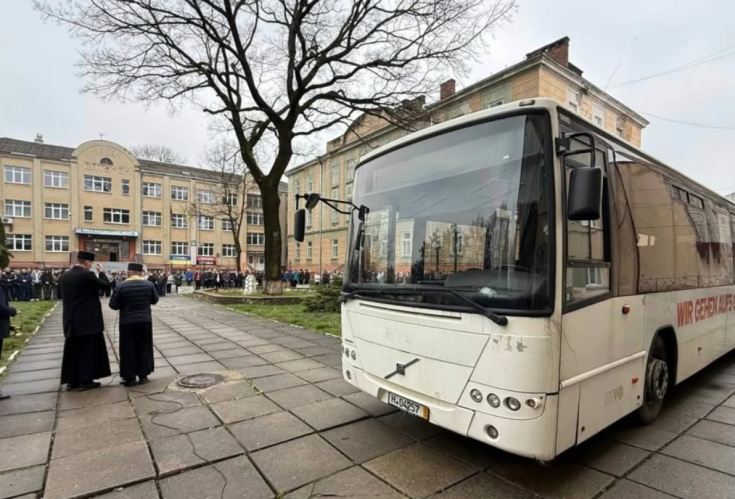 Молебнем до Пресвятої Богородиці за здоров’я українських воїнів та освяченням нещодавно придбаного, за донати працівників і студентів училища, автобуса, який наступного тижня відправиться для передачі 12 корпусу ЗСУ